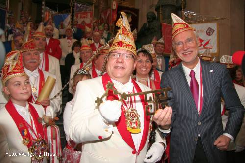 Brgermeister Bernd Strauch (r.) berreicht den Goldenen Schlssel an Prinzenpaar Detlef I 