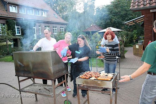 Michael, Franzi, Yvonne und Angela beim Grillen (Foto: Olaf Schwarz)