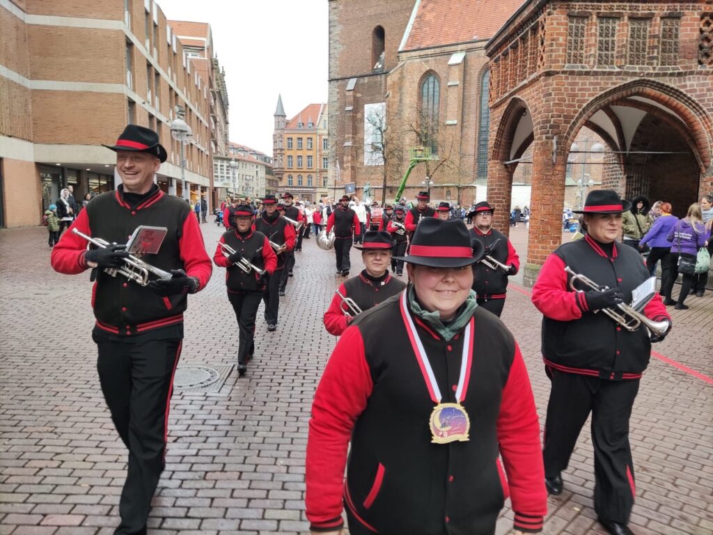 Fanfaren-Corps Laatzen auf dem Weg ins neue Rathaus