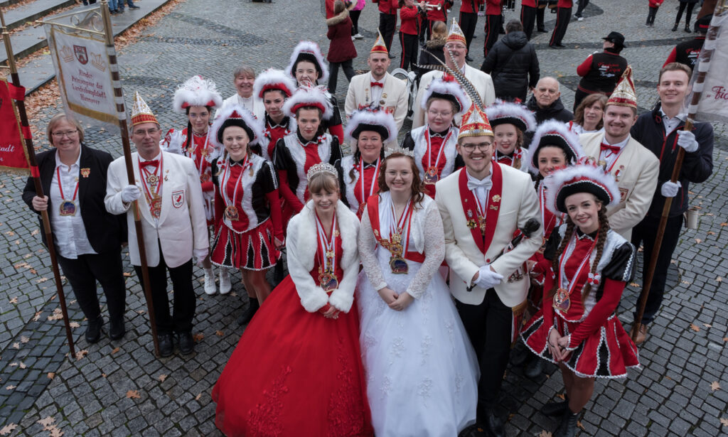 Gruppenbild der Prinzenehrengarde mit dem Prinzenpaar