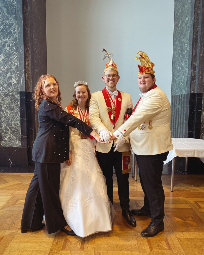 Prinz Niklas I. und Prinzessin Gina I. mit Exprinz Lukas I. und Exprinzessin Cara I.