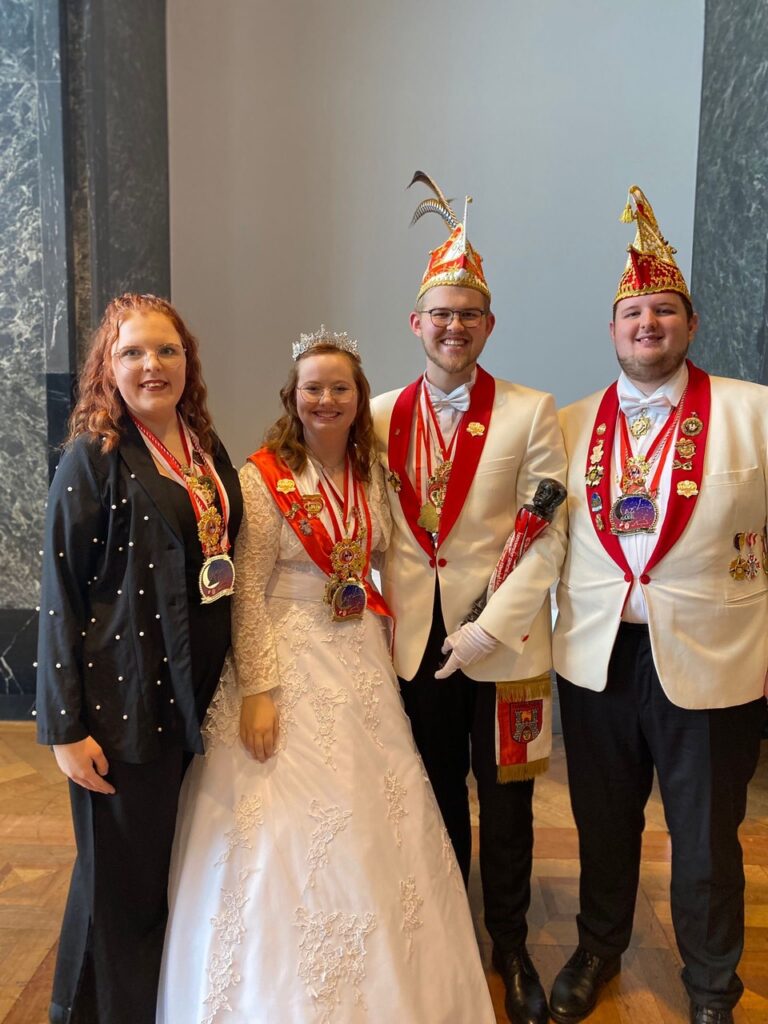 Prinz Niklas I. und Prinzessin Gina I. mit Exprinz Lukas I. und Exprinzessin Cara I.